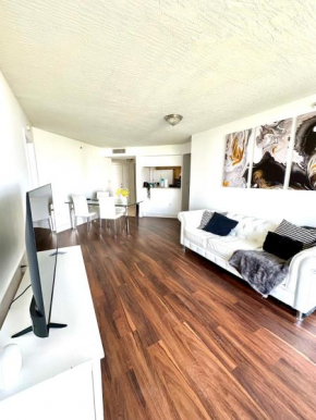 Private bedroom 1 block from Downtown Miami